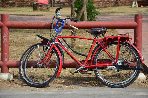 Classic red bicycle — Stock Photo, Image