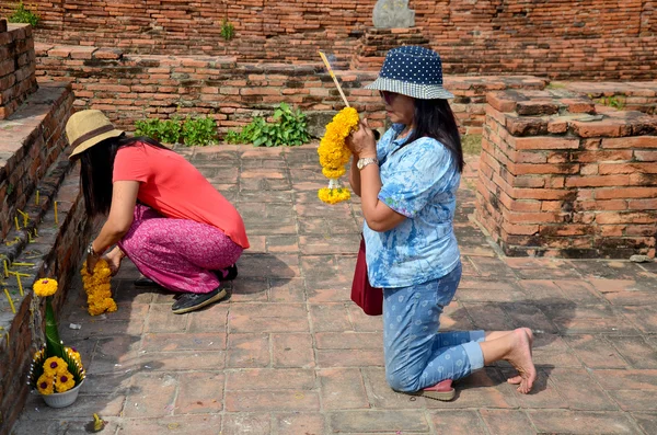 Mensen bidden met Boeddhabeeld op Wat Worachet Tharam — Stockfoto