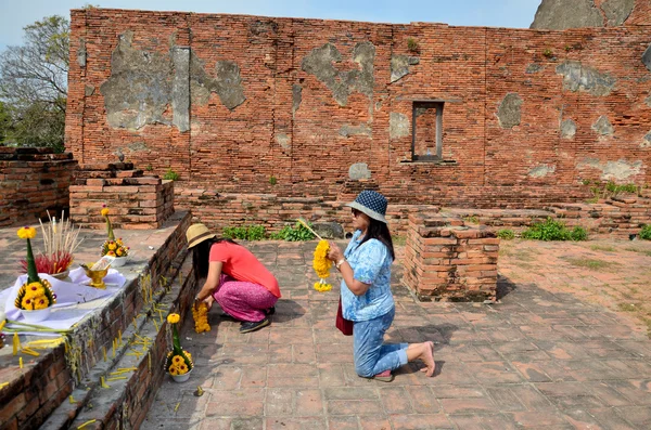 Wat Worachet Tharam Buda heykeli ile dua insanlar