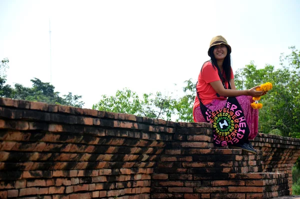 Thaise vrouwen reizen en portret op Wat Worachet Tharam — Stockfoto