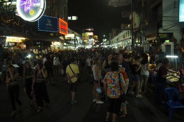 İnsanlar seyahat ve Khaosan Road yürüme bulanık hareket