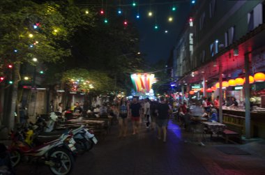 İnsanlar seyahat ve Khaosan Road yürüme bulanık hareket
