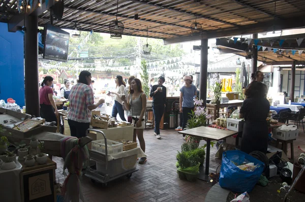 Tailandés comerciante preparar y poner tienda para la venta viajero en mar — Foto de Stock