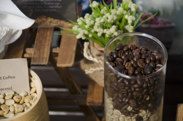 Черно-белое кофейное семя — стоковое фото