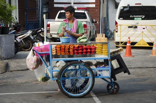 Thajský lidé prodej ovoce na Khaosan Road — Stock fotografie