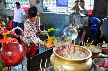 Taylandlı kadın melek heykeli Phra Kal Tapınak, dua