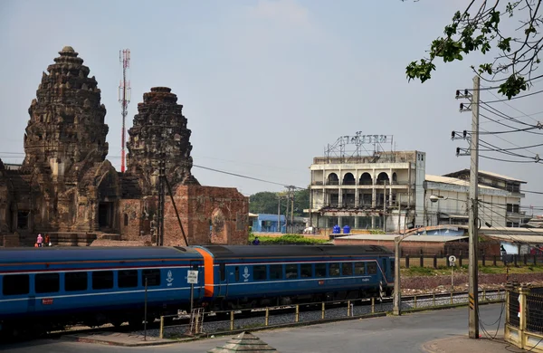 Vlak na železničním poblíž Phra Prang Samyod jít do Bangkoku — Stock fotografie