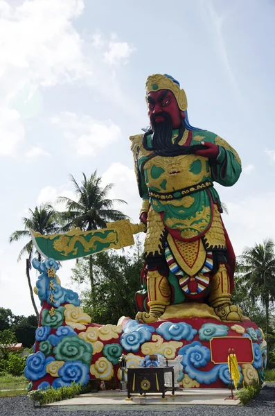 Statua Guan Yu colorata all'aperto nel tempio cinese — Foto Stock