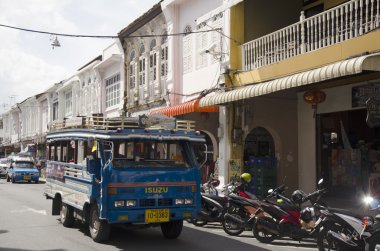 Otobüs ya da yolcu araba çalıştırmak geçmek eski şehir phuket chino Portekizce s