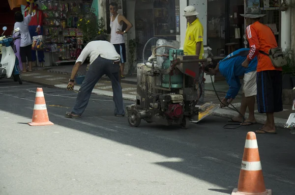 Thaise man aan het werk van mark lijn thermoplastische wegen op de r — Stockfoto