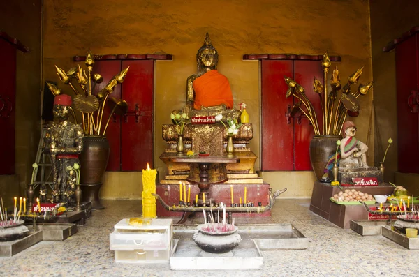 Estatua de imagen de buda de oro en la iglesia de Wat Chalong — Foto de Stock