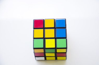 Rubik 3 x 3 x 3 klasik küp puzzle oyun için çok renkli.