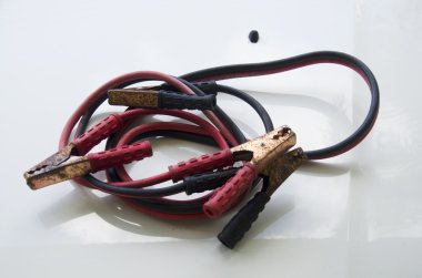 Kırmızı ve siyah pil kablolar