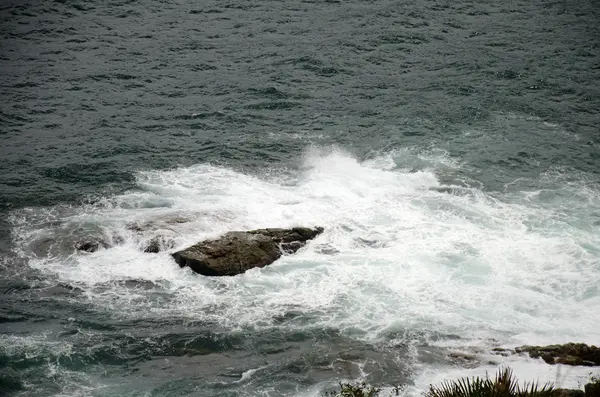 Vent et vague dans la mer d'andaman à Laem Phrom Thep Cape — Photo