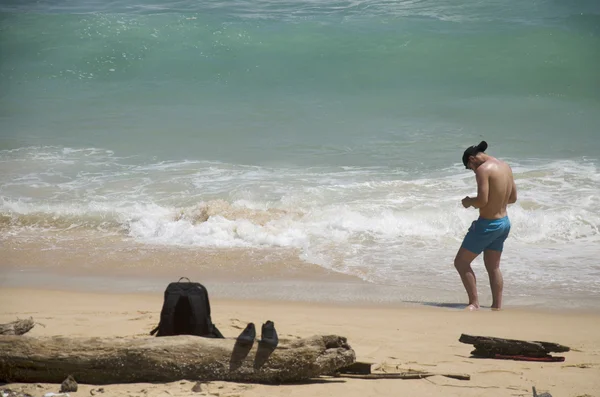 Voyageurs debout et jouer mobile sur la plage de Nai Harn — Photo