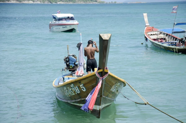 Thailänder inspizieren und reparieren schwimmendes hölzernes Fischerboot — Stockfoto