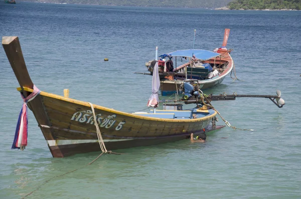 Hombre tailandés inspeccionar y reparar barco de pesca de madera flotante — Foto de Stock