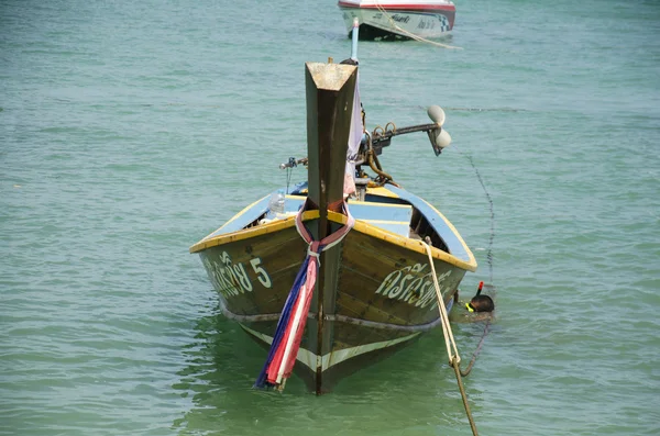 Thajské muže zkontrolovat a opravit dřevěné rybolovu loď plovoucí — Stock fotografie