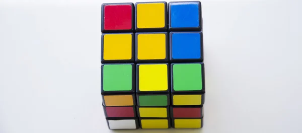 Multi barevné Rubikova 3 x 3 x 3 klasické kostky puzzle hry. Rubik — Stock fotografie