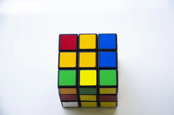 Multi coloreado rompecabezas de cubo clásico de Rubik 3x3x3 para jugar. Rubik. — Foto de Stock