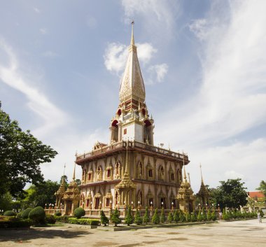 Güzel pagoda veya chedi Wat Chalong ya da Wat Chaiyathararam T