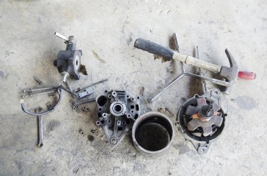 Onarım ve yerel dükkanında arabada alternatör teftiş