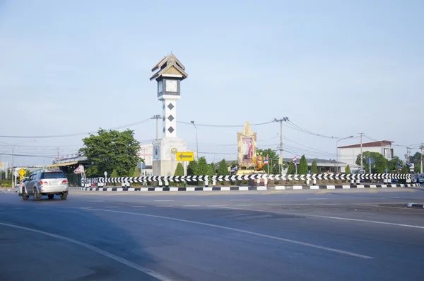 Traffic road with ancient clock tower roundabout of Baan Pho — Stock Photo, Image