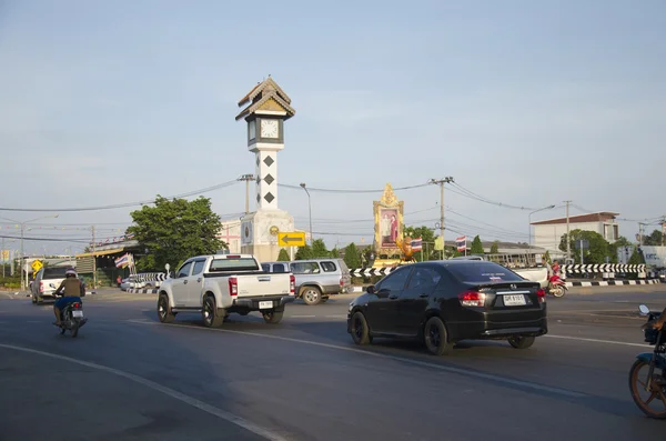 Estrada raffic com torre de relógio antigo rotunda de Baan Pho — Fotografia de Stock