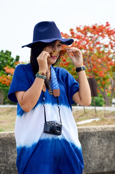 Mulher tailandesa usar roupas índigo retrato cor natural ao ar livre — Fotografia de Stock