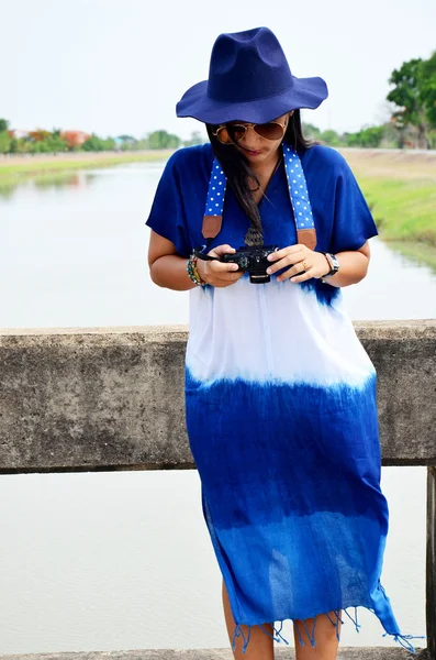 Тайські жінки носити одяг indigo природний колір портрет на відкритому повітрі — стокове фото