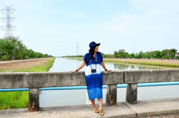 Тайская женщина носит одежду индиго естественного цвета портрет на открытом воздухе — стоковое фото