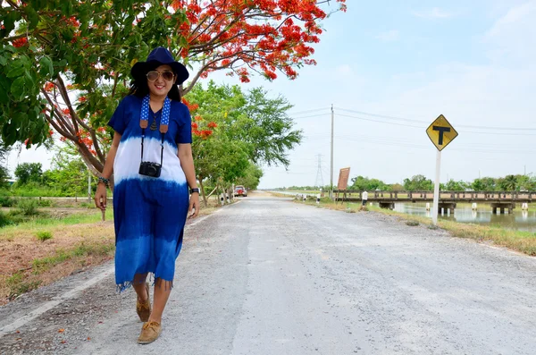 Ταϊλανδικό γυναίκα φορούν ρούχα indigo φυσικό χρώμα κατακόρυφα με traff — Φωτογραφία Αρχείου