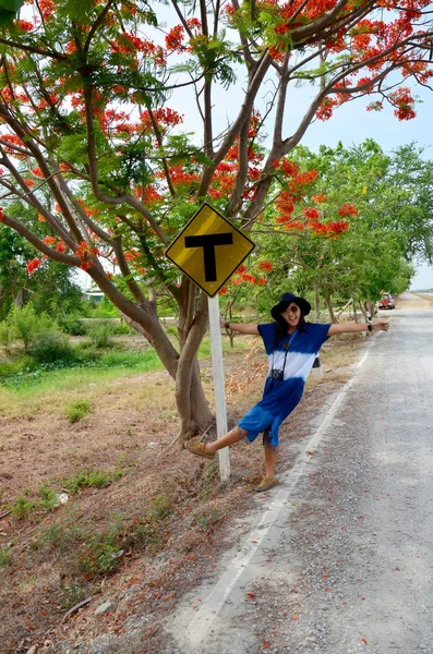 Femme thaïlandaise porter des vêtements indigo portrait de couleur naturelle avec traff — Photo