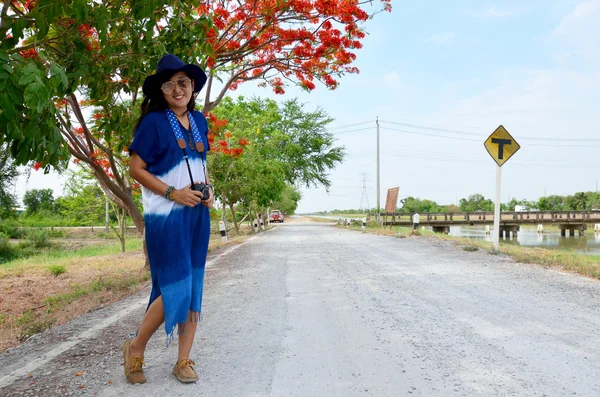 Тайская женщина носить одежду индиго естественного цвета портрет с traff — стоковое фото
