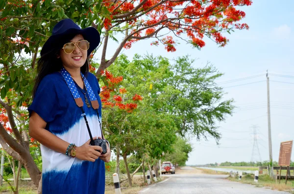 Thajské ženy nosí oblečení indigo přirozenou barvu portrét pod červený — Stock fotografie