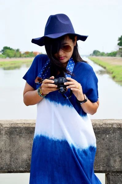 Mulher tailandesa usar roupas índigo retrato cor natural ao ar livre — Fotografia de Stock