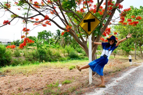 Thaise vrouw slijtage kleren indigo natuurlijke kleur portret met Träff — Stockfoto