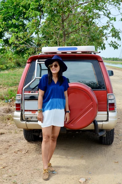 Тайская женщина носит одежду индиго естественного цвета портрет с автомобилем — стоковое фото