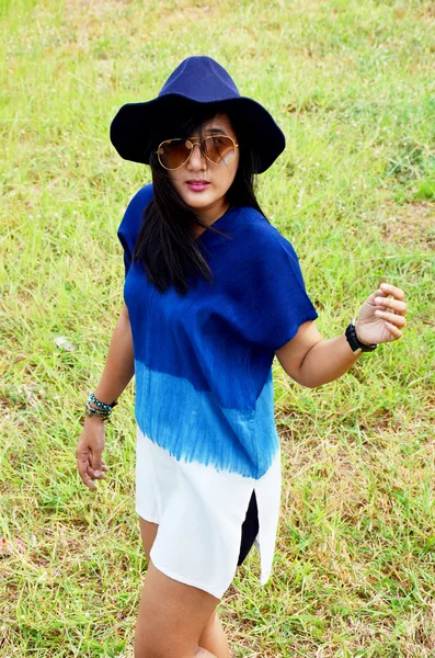 Ταϊλανδικό γυναίκα φορούν ρούχα indigo φυσικό χρώμα πορτρέτο στο γρασίδι f — Φωτογραφία Αρχείου