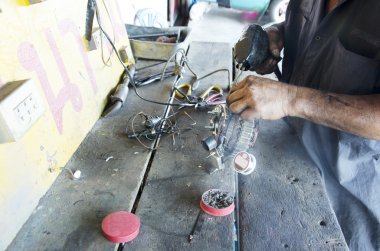 Yaşlı adam 60 yaşındaki Tay insanlar profesyonel otomotiv motor beni