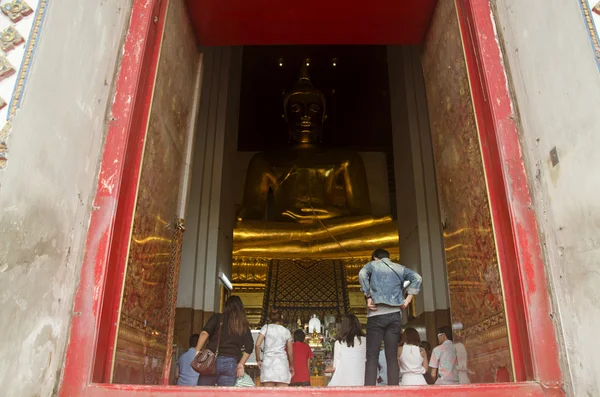 Gente tailandesa rezando estatua de Buda Phra Mongkhon Bophit — Foto de Stock