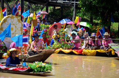 Tay insanlar Mum Festivali ödünç geleneksel geçit alayı katılmak