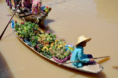 Tay insanlar Mum Festivali ödünç geleneksel geçit alayı katılmak