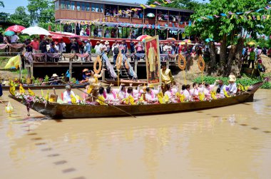 Tay insanlar Mum Festivali ödünç geleneksel geçit alayı katılmak