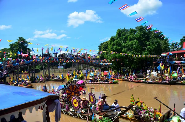 Los tailandeses se unen al tradicional desfile procesional prestado festival de velas — Foto de Stock