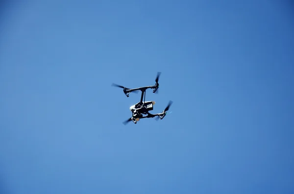 Toezicht drone vliegen — Stockfoto