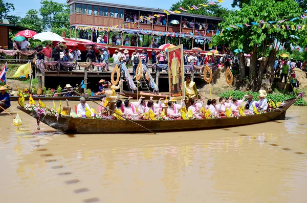 Thaise mensen meedoen in de processie van de traditionele parade uitgeleend kaars festival — Stockfoto