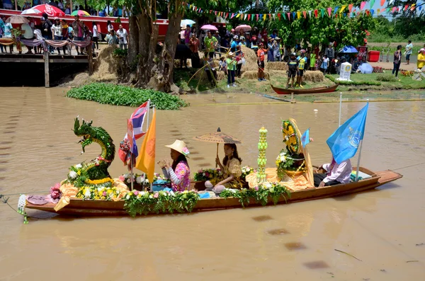Thaise mensen meedoen in de processie van de traditionele parade uitgeleend kaars festival — Stockfoto
