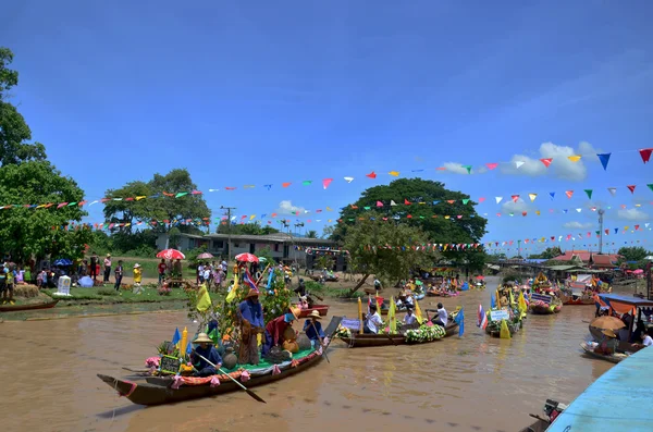 Thailänder beteiligen sich an traditioneller Parade zum Kerzenfest — Stockfoto