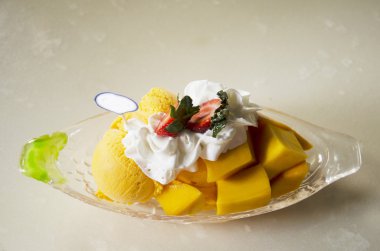 Mango peynir Bingsoo veya Shaved buz meyve ve wipcream